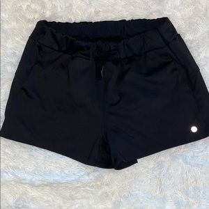Athletic shorts with pockets